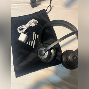 Black Wireless Headphones with Charger